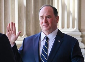 Глава ВМС США внезапно ушел в отставку после конфликта из-за Трампа, — WSJ