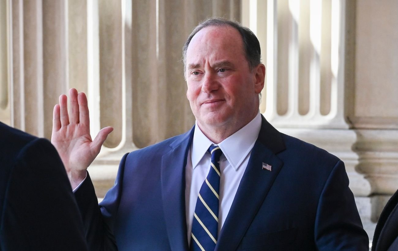 Глава ВМС США внезапно ушел в отставку после конфликта из-за Трампа, — WSJ