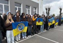 Mercedes для фронту: шкільна родина Вінницького ліцею №13 передала автомобіль захисникам