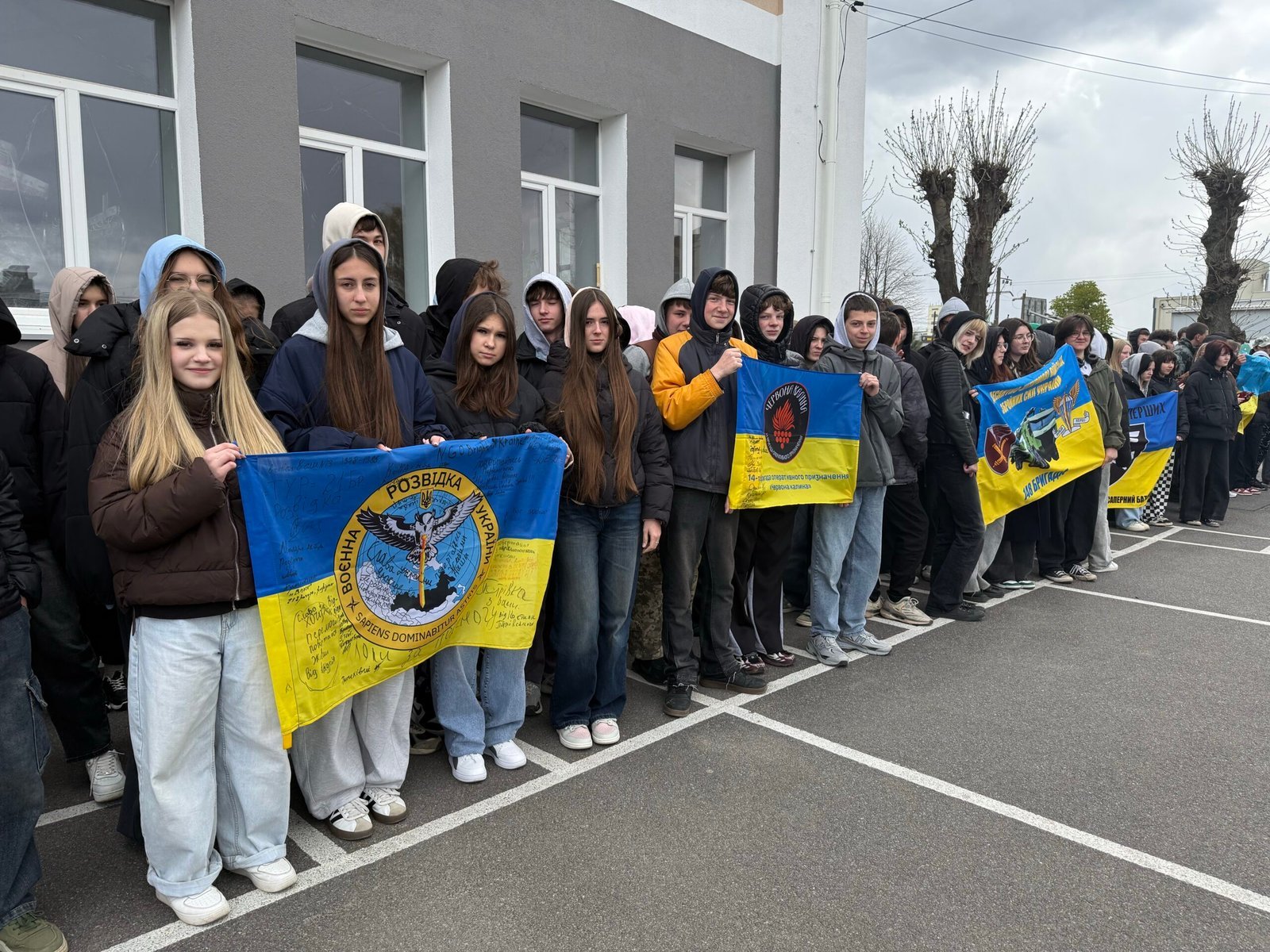 Mercedes для фронту: шкільна родина Вінницького ліцею №13 передала автомобіль захисникам
