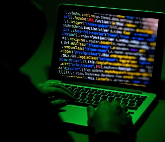 Bloomberg: Хакер РФ признал вину в кибератаках на энергетическую инфраструктуру США и Украины
