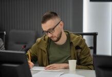 «Зливи» переміщень Стерненка. Справа звільненого підполковника поліції вже у суді