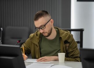 «Зливи» переміщень Стерненка. Справа звільненого підполковника поліції вже у суді