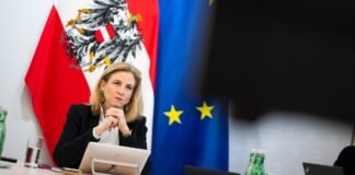 Австрия подозревает трех дипломатов РФ в шпионаже. Они уже покинули страну