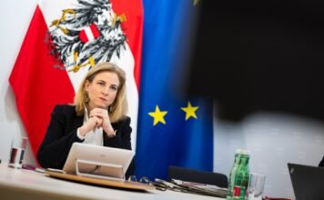Австрия подозревает трех дипломатов РФ в шпионаже. Они уже покинули страну