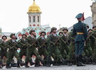 Как прошел 45-минутный военный парад в Москве после разрешения Зеленского – фото