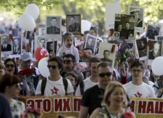 «Бессмертный полк», но украинский». Источник в разведке рассказал об изменении в тактике РФ в Европе