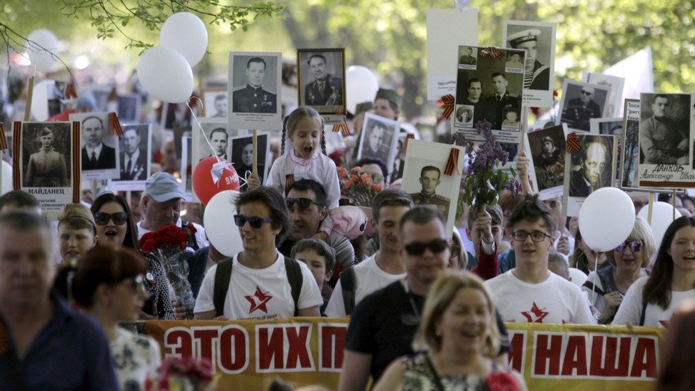 «Бессмертный полк», но украинский». Источник в разведке рассказал об изменении в тактике РФ в Европе