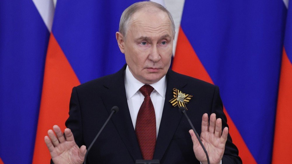 Путин вышел после 9 мая: обвинил Украину в анонсированном Трампом обмене пленными