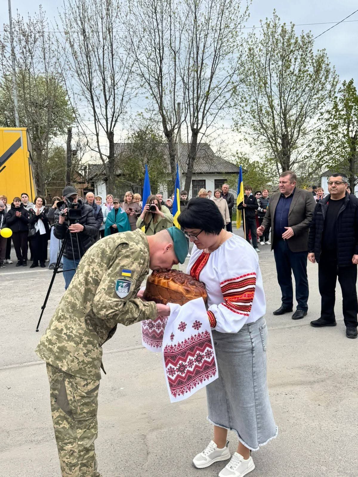 Брацлавська громада зустріла воїна, який повернувся з полону після чотирьох років неволі