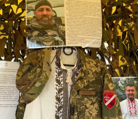 У Вінниці триває виставка вишиванок полеглих воїнів «Їх вдягали Герої»