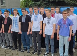 У Тульчині до Дня вишиванки провели акцію «Вишита стрічка пам’яті»