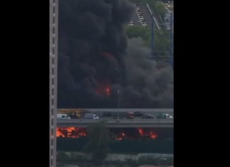 В Москве вспыхнул масштабный пожар возле Измайловского Кремля: фото и видео